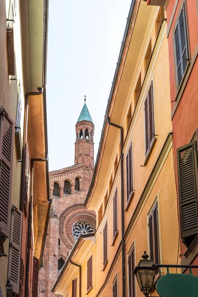 Santa Maria assunta Katedrali 'nin çan kulesi İtalya' nın Cremona kentindeki geleneksel binaların üzerinde görkemli bir şekilde yükselir.