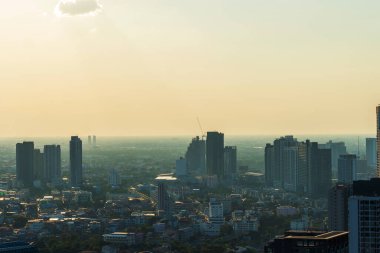 Görüş mesafesi düşük şehir manzaralı akşam, tehlikeli sis ve sisli zehirli sis etkisi ile şehirde solunum kötü sağlıklıdır. Hava kirliliği kavramı PM2.5 Sağlıksız.