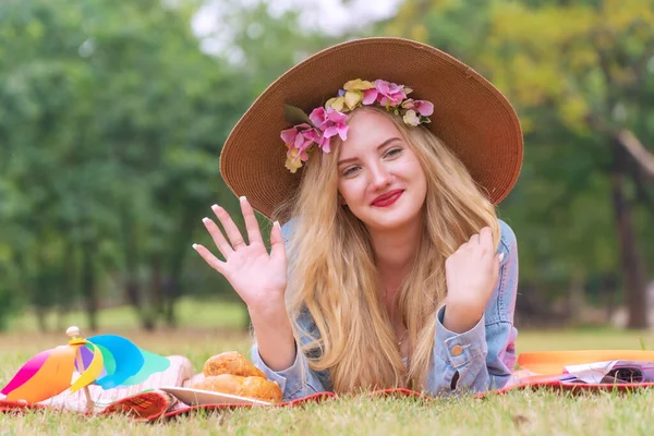 Vrolijke Jonge Vrouw Blond Lang Haar Met Bloemen Rond Haar — Stockfoto