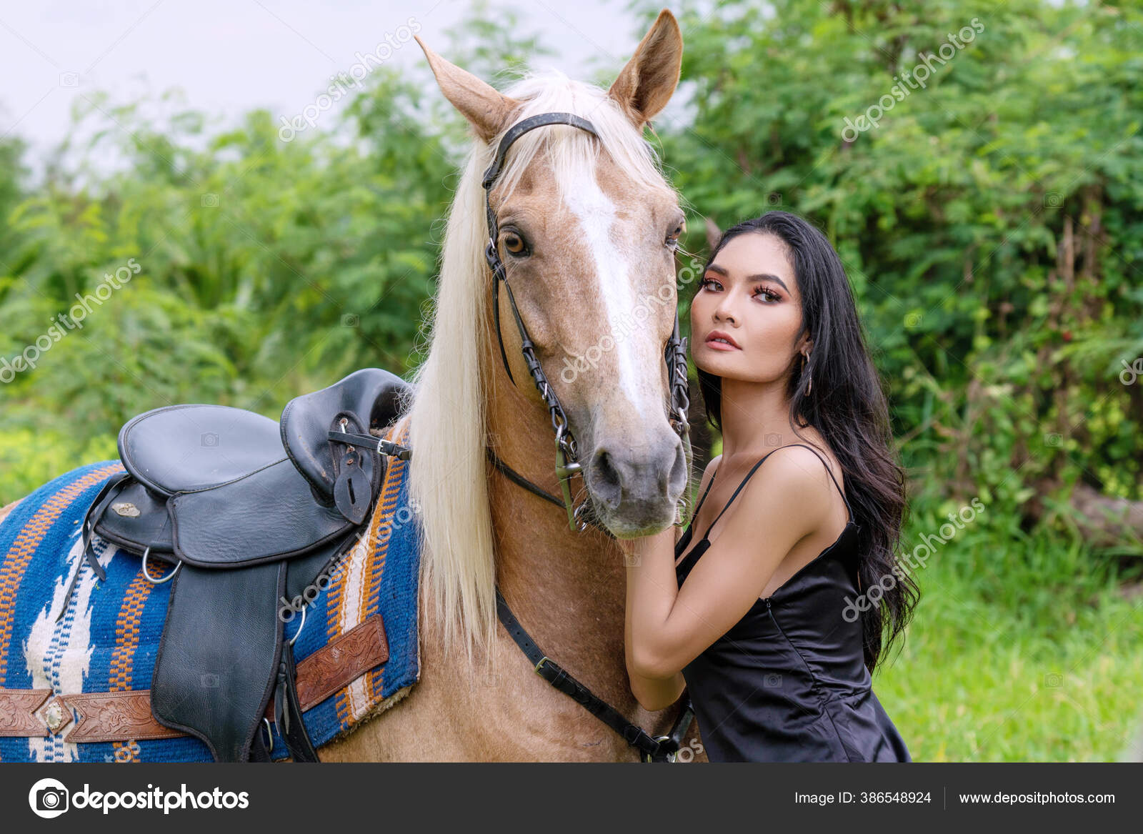 Encantador Cuerpo Delgado Mujer Sexy Joven Vestido Negro Pie Con