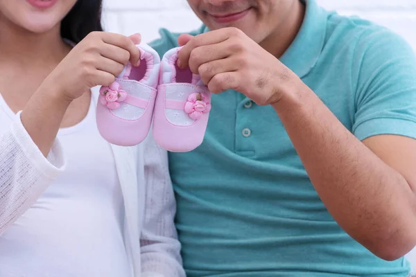 Närbild Föräldraskap Med Rosa Vita Nyfödda Skor Händerna När Sitter — Stockfoto