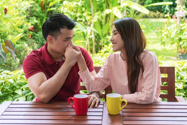 Joyeux Jeune Couple Tenant Main Avec Une Tasse Café Thé — Photo