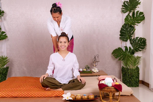 Smile Young Woman Getting Thai Herbal Massage Hand Masseuse Her — Stock Photo, Image