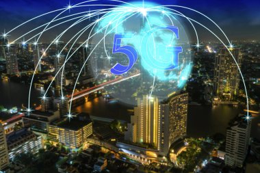5G ağ dijital sistemleri ve teknolojik hologramı olan Dünya 3D 'si şehrin arka planında. Bağlantı teknolojisi siber uzay kavramı.
