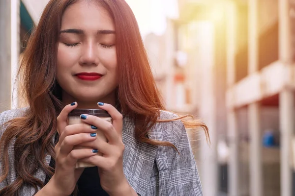 Affascinante Giovane Donna Possesso Una Tazza Caffè Caldo Mentre Piedi — Foto Stock