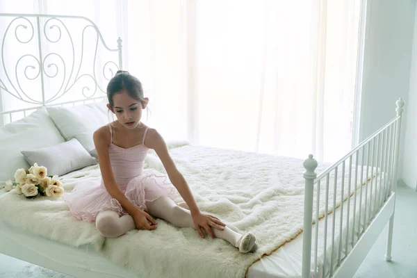 Vestidos Cor Rosa Bonito Menina Anos Dança Balé Com Cama — Fotografia de Stock