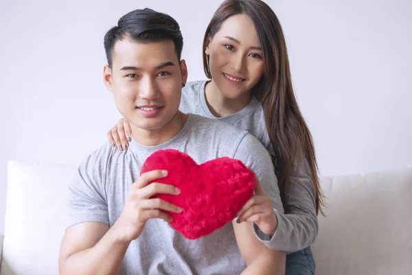Miláček Mladý Pár Objímají Spolu Zatímco Drží Červené Srdce Rukou — Stock fotografie