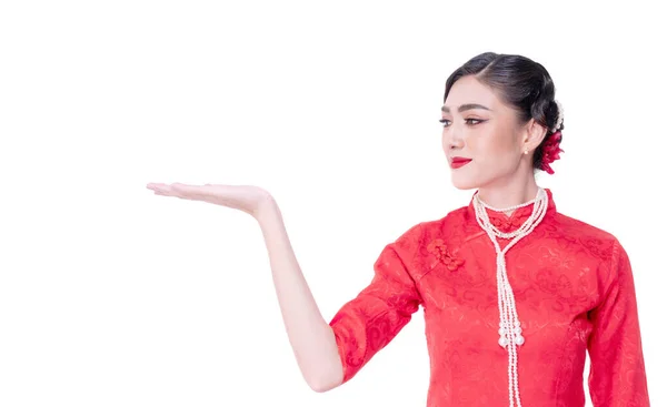Sonríe Mujer Joven Usar Cheongsam Vestido Rojo Demostrando Presentando Producto — Foto de Stock