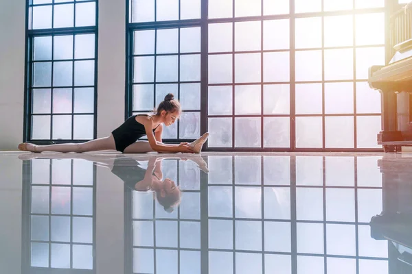 Bailarina Bonito Menina Vestir Preto Ballet Desfrutar Dança Estúdio Menina — Fotografia de Stock