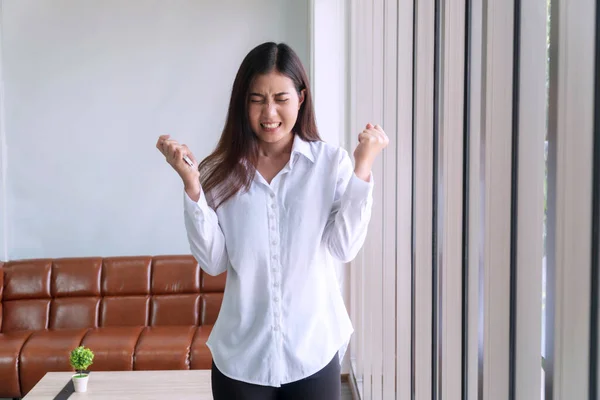 Sevinçli Heyecanlı Kadını Elinde Akıllı Telefonu Tutarken Elini Kaldırarak Ofisin — Stok fotoğraf