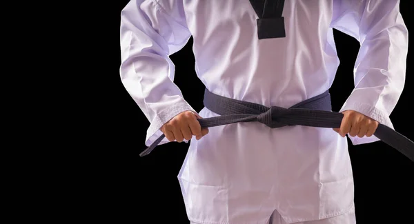 Tekvando geleneksel erkek el ele tutuşması siyah kuşak reklamcılık için. Siyah kuşaklı karateci fotokopi alanı ile siyah üzerine izole edilmiş..