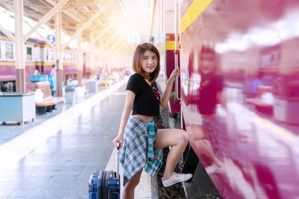 Viajantes Mulher Jovem Entrar Trem Estação Trem Mulher Bonita Com — Fotografia de Stock