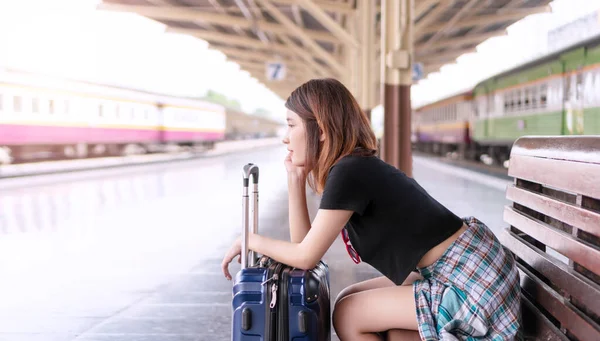 Okouzlující Cestovatel Mladá Žena Kufrem Sedí Nástupišti Vlaku Zatímco Čeká — Stock fotografie