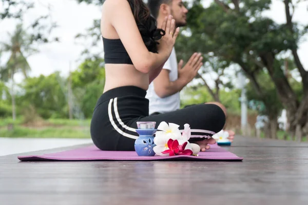 Vela Aroma Con Flor Plomería Junto Hombre Mujer Jóvenes Que —  Fotos de Stock