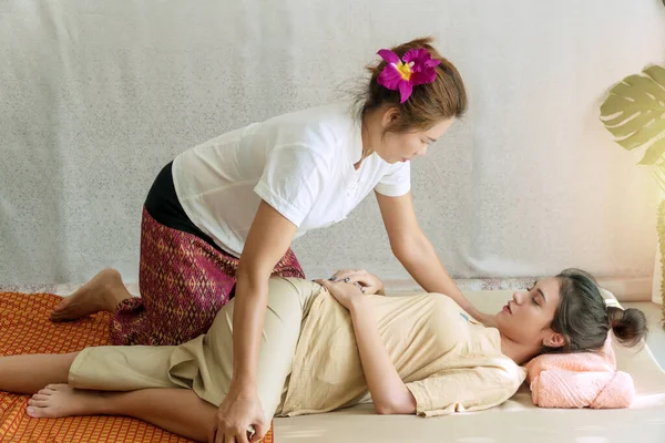 Professional Masseuse Woman Therapy Massage Young Girl Spa Salon Beautiful — Stock Photo, Image