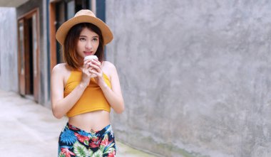 Çekici kadınlar bir şeye bakarken arka planda fotokopi çekilen beton duvarlarda kahve fincanlarını tutarlar. Gündelik kıyafetler giyen ve kahve içmeyi seven güzel bir kadın onu taze yapar..