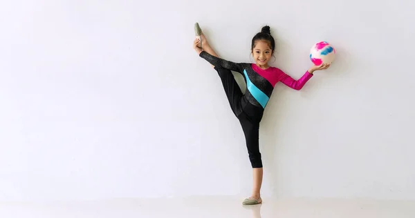 Acrobat Pequena Menina Bonito Uma Perna Enquanto Segurando Bola Cor — Fotografia de Stock