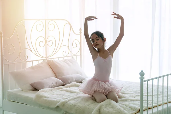 Söta Rosa Klänningar Liten Flicka Dansande Balett Med Vit Säng — Stockfoto