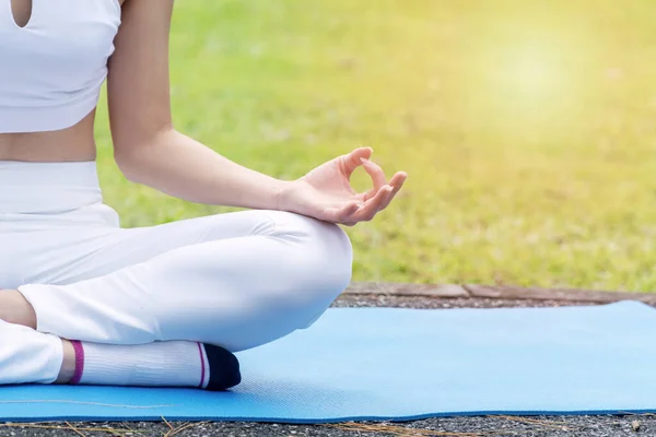 Actividad Joven Sentada Sobre Alfombra Azul Haciendo Asanas Básicas Yoga —  Fotos de Stock