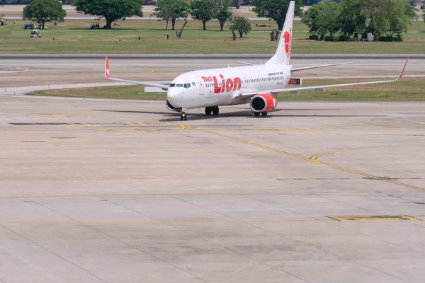 バンコクタイ 2019年4月14日タイの格安航空会社のタイのライオン航空機は バンコクのドンムアン国際空港のタクシーウェイに移動しています — ストック写真