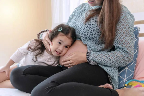 Hamile Genç Bir Anne Karnındaki Bebeği Dinlerken Küçük Tatlı Kızıyla — Stok fotoğraf