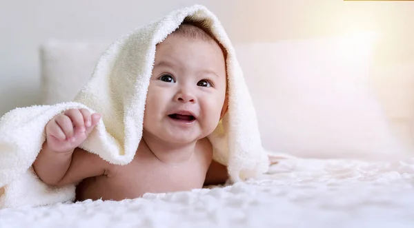 Bambino Carino Allegro Guardando Fotocamera Sotto Coperta Bianca Guardando Qualcosa — Foto Stock