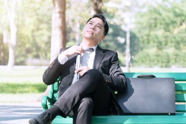 Parktaki bankta oturan bir iş adamı. O, çalışmamanın endişesini hissetti. Sorunlar hakkında endişelen. Başarısız Hayal Kırıklığı Konsepti işi