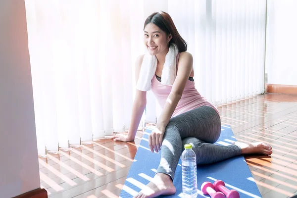 Alegre Sonrisa Joven Mujer Usando Ropa Deportiva Ajuste Estera Yoga —  Fotos de Stock