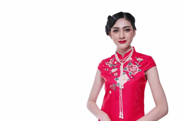 Sorria Jovem Mulher Usar Cheongsam Vestido Vermelho Olhando Para Câmera — Fotografia de Stock