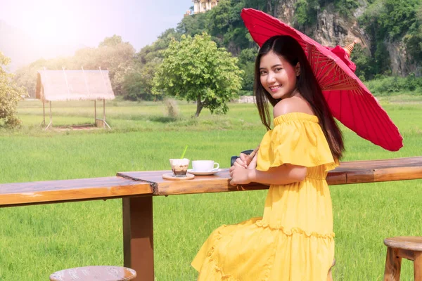 Joyful Sorriso Mulheres Jovens Usam Vestidos Amarelos Segurando Guarda Chuva — Fotografia de Stock