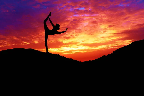 Silhouette Giovane Donna Sana Praticare Meditazione Yoga Durante Montagna Sfondo — Foto Stock