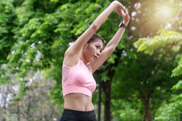 Atractiva Joven Mujer Que Usa Deportes Calentamiento Antes Del Ejercicio —  Fotos de Stock