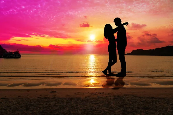 Silhouette Feliz Pareja Joven Abrazándose Entre Con Puesta Sol Playa — Foto de Stock