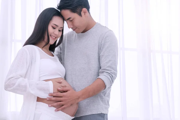 Karısını Kucaklayan Koca Elleriyle Hamile Karnına Kalp Şekli Veriyor Mutlu — Stok fotoğraf