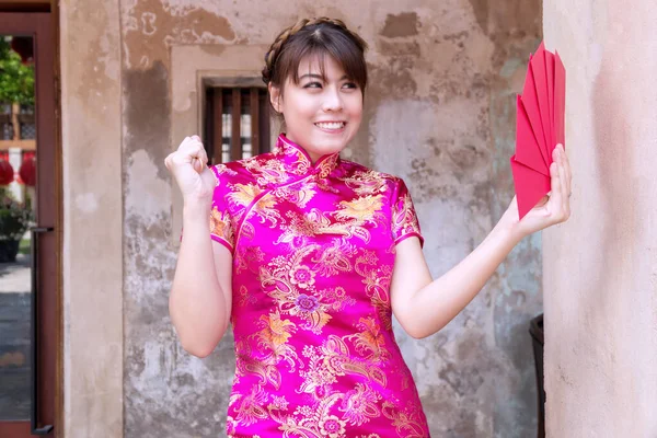 Jovem Mulher Feliz Atraente Usar Cheongsam Profundo Vestido Rosa Segurando — Fotografia de Stock