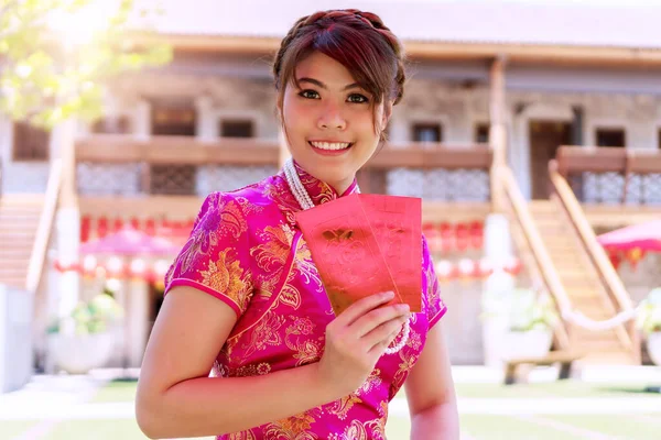 Atractiva Mujer Joven Feliz Usar Cheongsam Vestido Rosa Profundo Sosteniendo — Foto de Stock