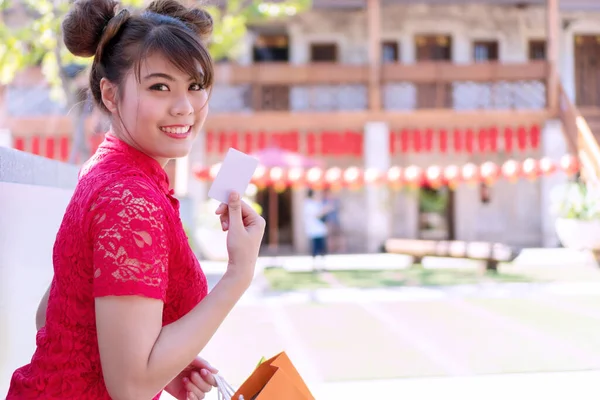 Mulheres Atraentes Usam Vestido Vermelho Cheongsam Com Cartão Branco Sua — Fotografia de Stock