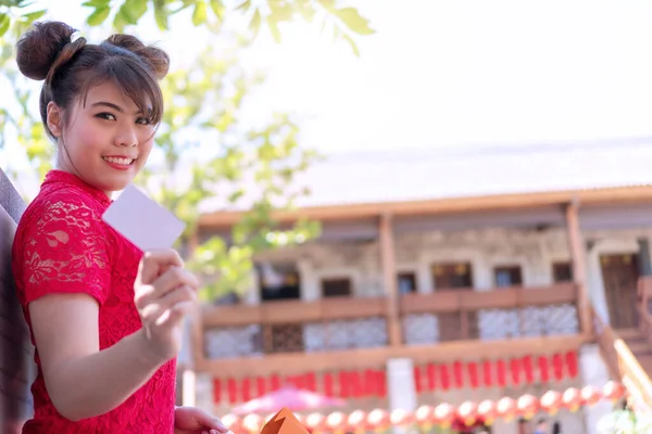 Mulheres Atraentes Usam Vestido Vermelho Cheongsam Com Cartão Branco Sua — Fotografia de Stock