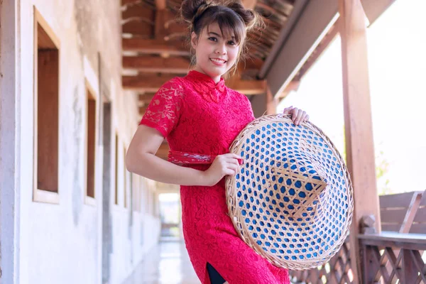 Retrato Hermosa Mujer Joven Usar Cheongsam Vestido Rosa Profundo Sosteniendo — Foto de Stock