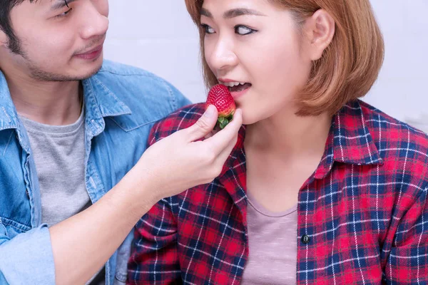 Concept Alimentation Saine Joli Jeune Couple Tenant Mangeant Des Fraises — Photo