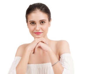 Beyaz arka planda soyutlanmış gülümseyen genç kadınlar. Asyalı mutlu kız kameraya bakıyor..