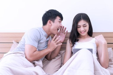 Evdeki mutsuz çiftler. Mutlu genç bir kadın, yatak odasında kendini tatmin olmamış hisseden kızgın erkek arkadaşını görmezden gelerek internetten film izliyor. İlişki kavramında sorun yaşayan çift.