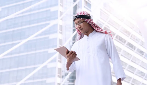 Арабский Ближневосточный Молодой Бизнесмен Держащий Руках Цифровой Планшет Глядя Деловые — стоковое фото