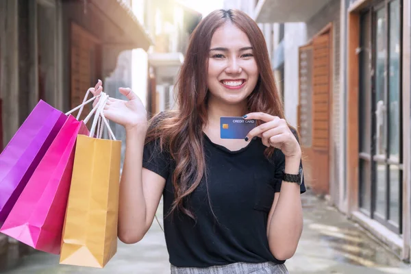 Joyeux Jeune Femme Tenant Des Sacs Provisions Une Carte Crédit — Photo