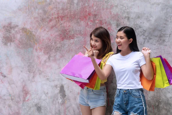 Ελκυστική Χαρούμενη Ενθουσιασμένος Δύο Νεαρή Γυναίκα Κρατώντας Πολύχρωμες Τσάντες Ψώνια — Φωτογραφία Αρχείου