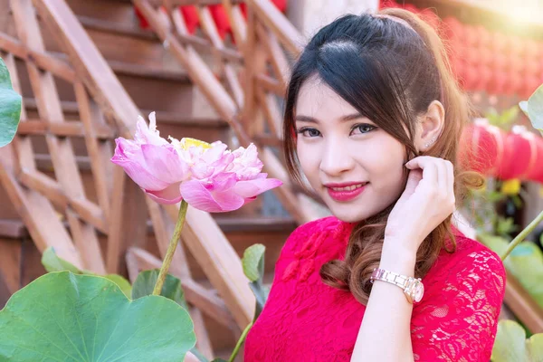 Atractiva Joven Mujer Usar Cheongsam Vestido Rojo Con Flor Loto —  Fotos de Stock