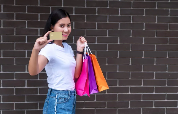 Joyeux Jeune Femme Tenant Des Sacs Provisions Carte Crédit Vierge — Photo