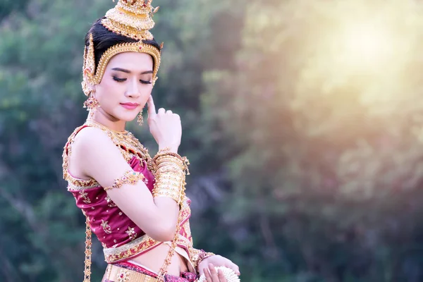 Ritratto Giovane Donna Che Indossa Gioielli Tradizionali Thai Viola Oro — Foto Stock