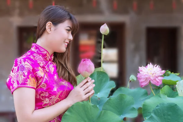 Atractiva Joven Mujer Usa Cheongsam Vestido Rosa Profundo Sosteniendo Buscando — Foto de Stock