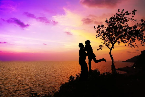 Silhouette Eines Verliebten Paares Mann Nimmt Mädchen Den Arm Glücklicher — Stockfoto